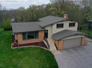 W276N1228 Spring Hill Dr, Pewaukee, WI 53072
