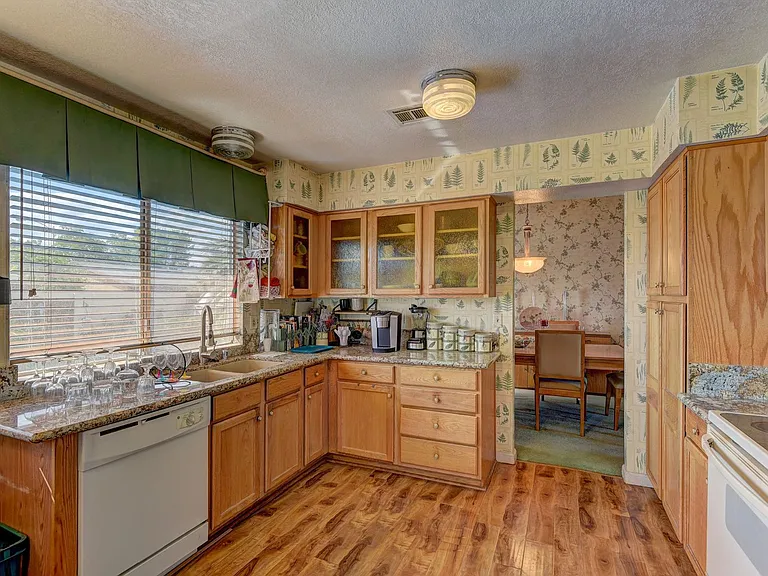 3751 El Camino Rd — Photo 10