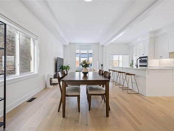 5th image of 32 Hutchison Rd