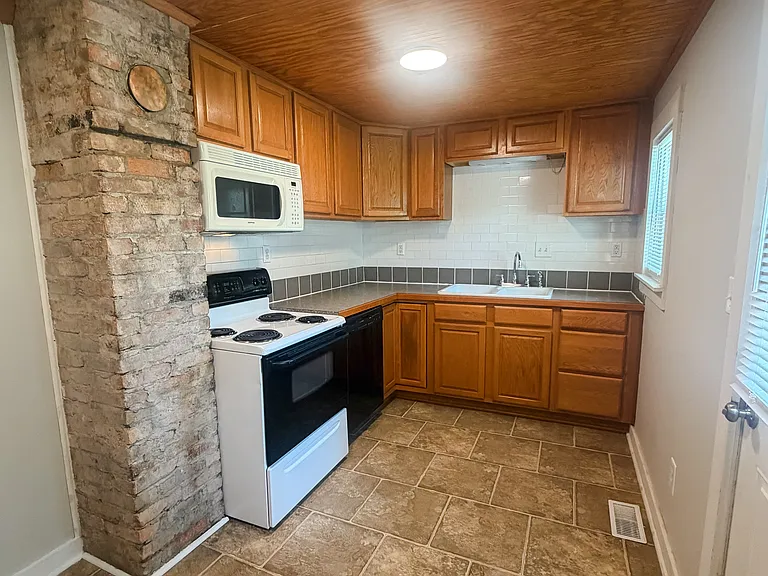 832 Sherman St — Photo 3
