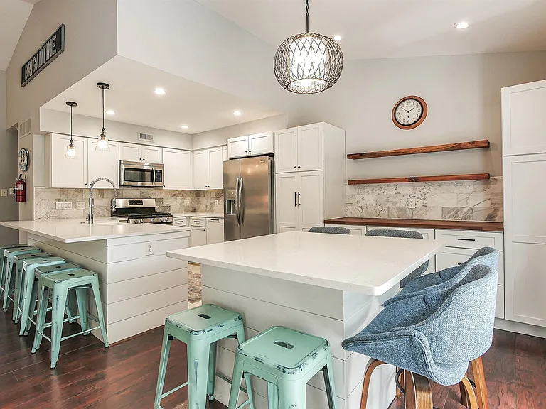 310 Seashell Ln — Photo 6