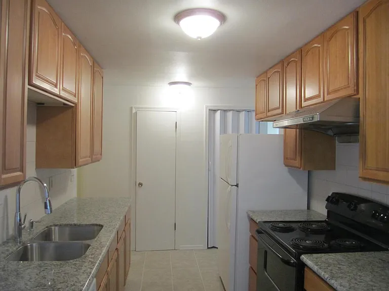 2128 NE 6th Ct — Photo 4