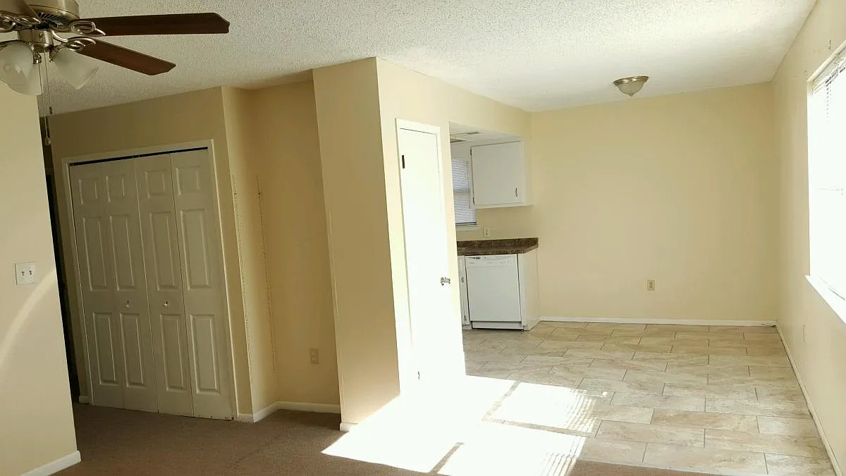 Kitchen/dining room - 1408 S Berthe Ave