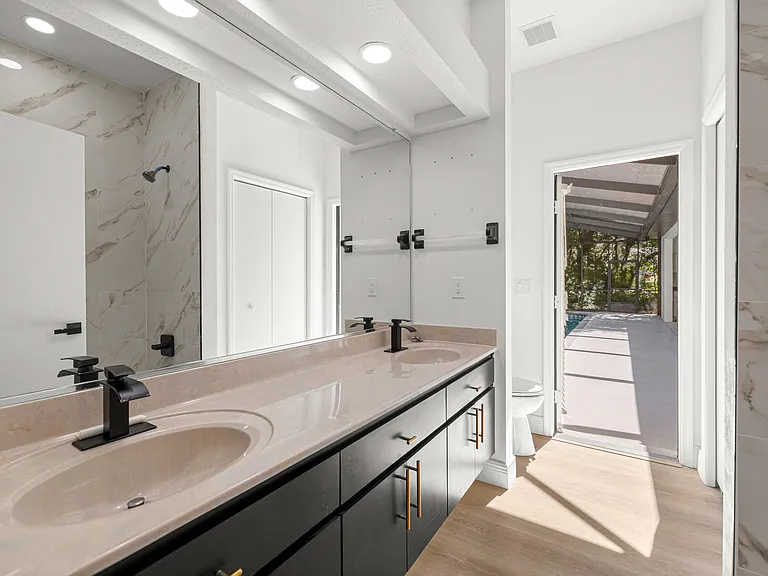 315 E Reehill St — Photo 42