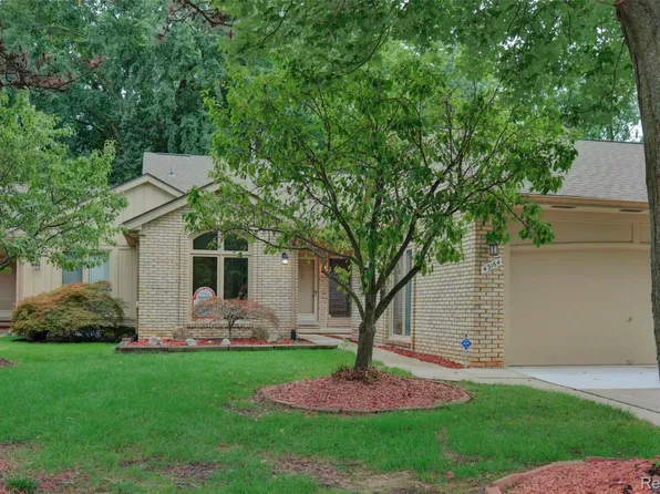 43164 W Kirkwood Dr, Clinton Township, MI 48038