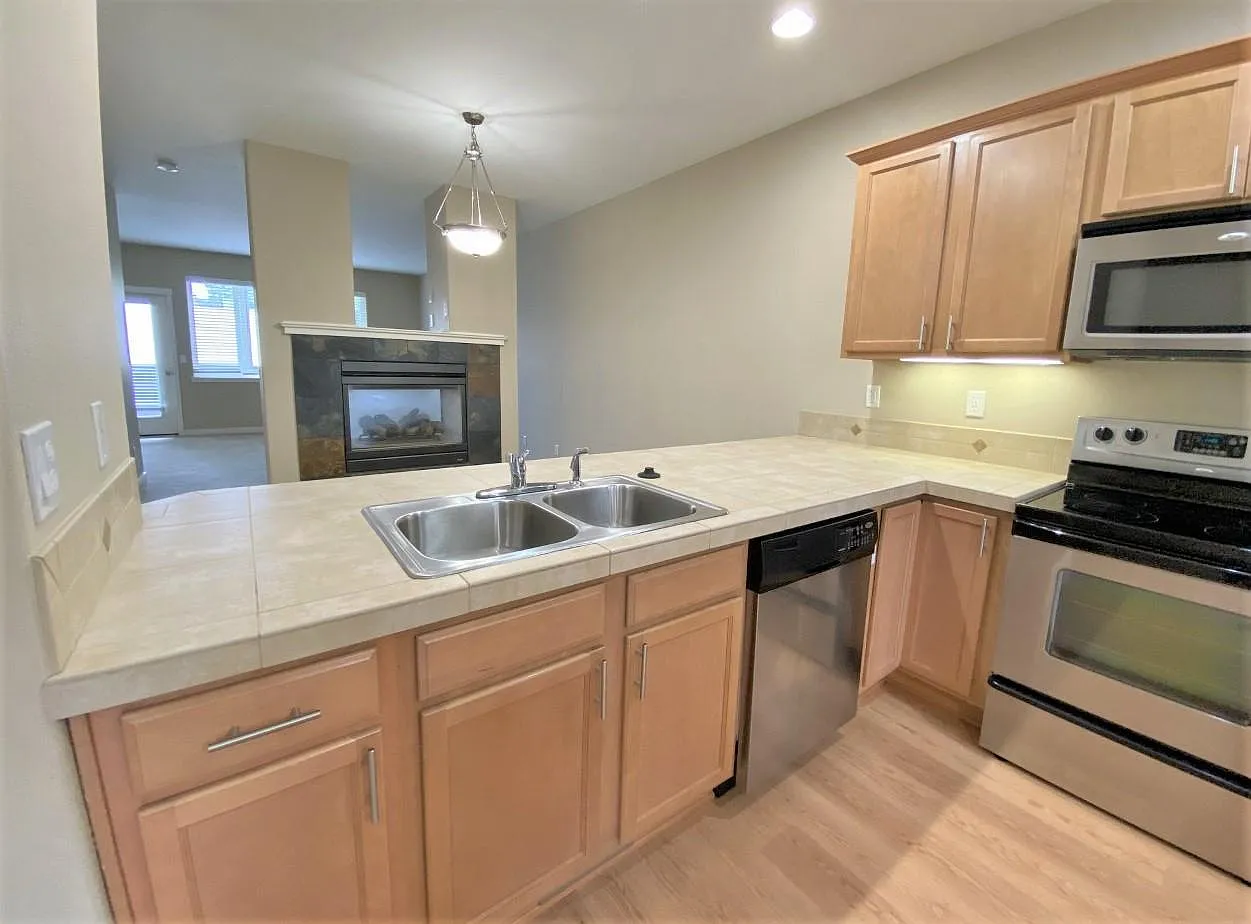 3 bed, 3.5 bath, 2025 sqft, $2,499 — Photo 3