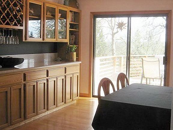 Kitchen eating area