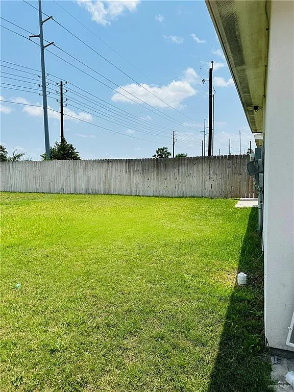 3 bed, 2.0 bath, 4176 sqft, $1,350 — Photo 3