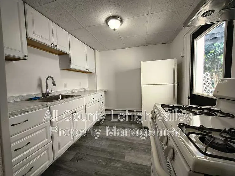 546 Thomas St — Photo 2