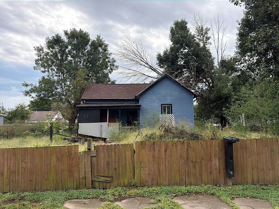 1st image of 615 W Maple St