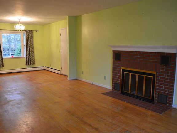 3rd image of 10 Lynnfield Dr