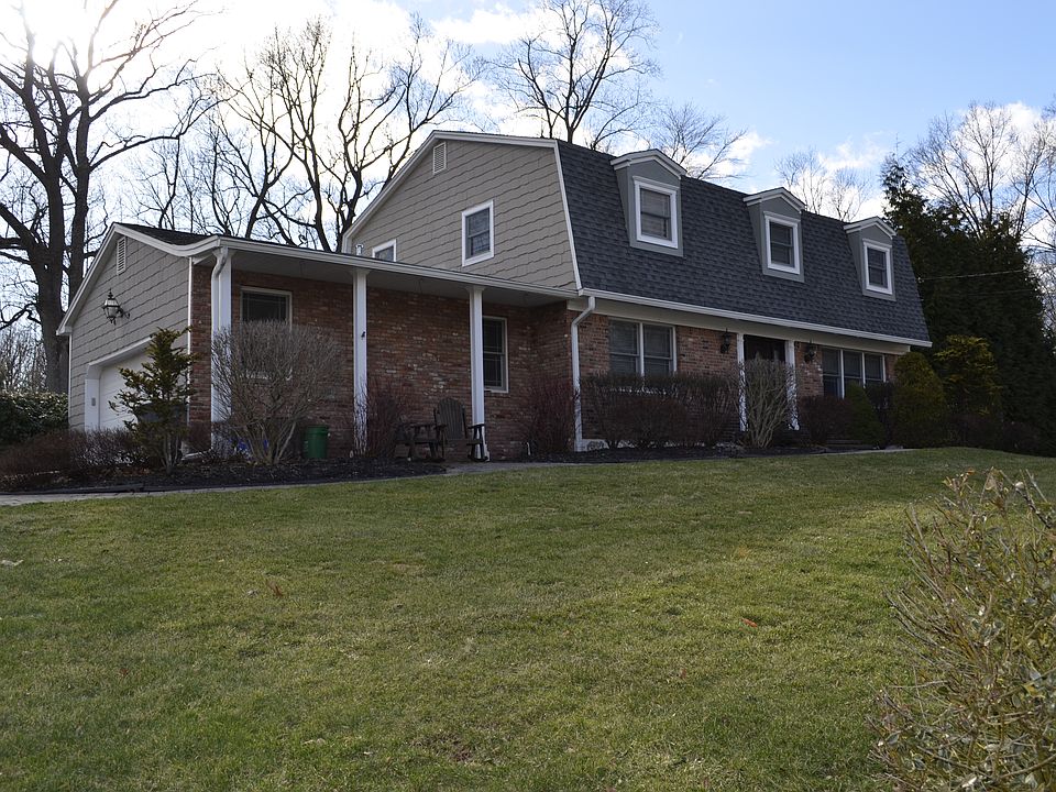 1st image of 7 Stonehedge Dr