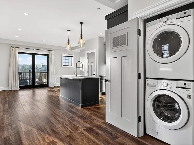 96 East Ave - Apt 6 - Duplex 1 BR and 1 1/2 BA @ 995 sqft - "Somerset"