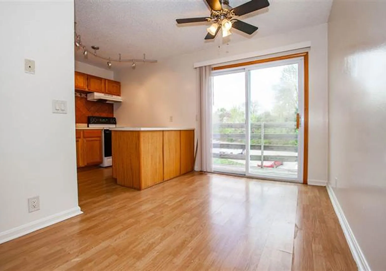 Cozy Apartment Living in Great Neighborhood! — Photo 2