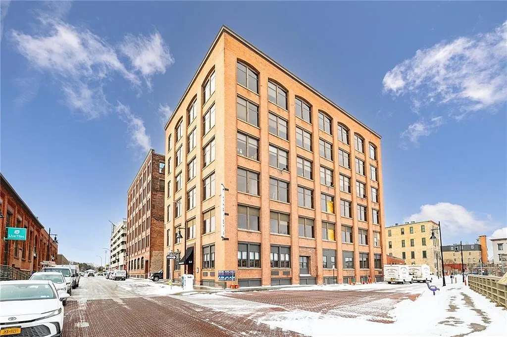 1 bed, 1.0 bath, 637 sqft, $1,950 — Photo 1