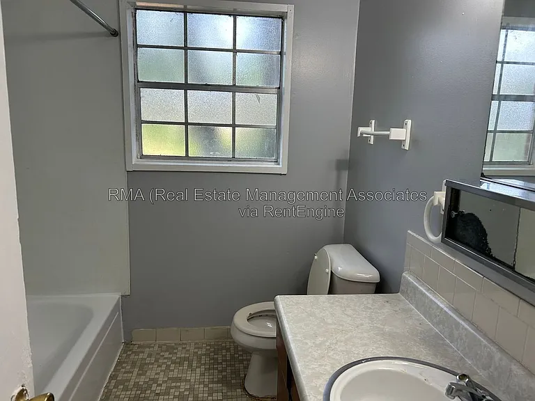 1110 W Poplar St #L-1 — Photo 6