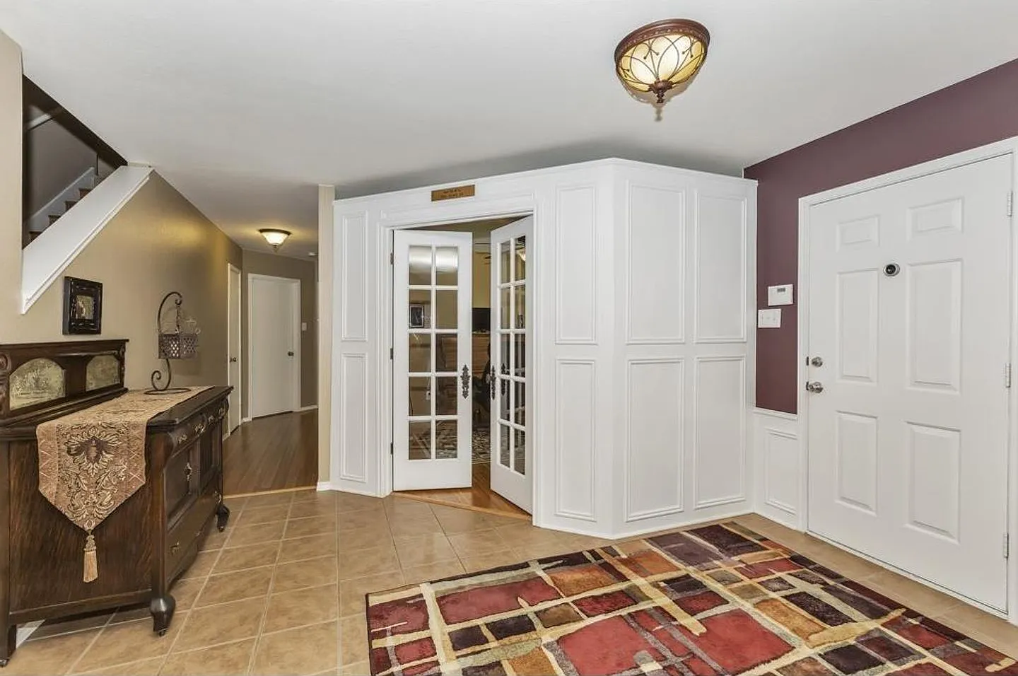 Beautiful home Gorgeous wooden and tile floors. Welcoming formal room. Quiet study with french do... — Photo 2