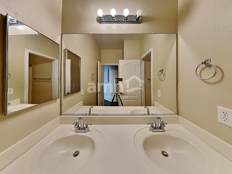 7227 W Darrow St — Photo 17