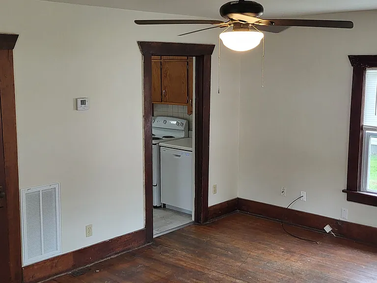 924 E Turner St — Photo 5