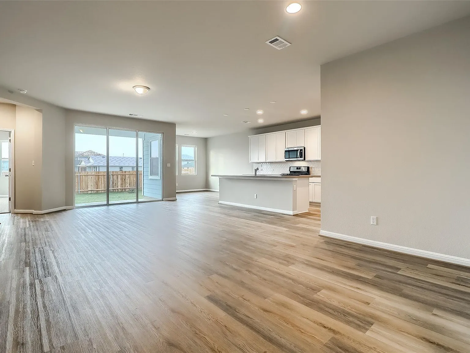 3 bed, 2.0 bath, 1656 sqft, $2,000 — Photo 2