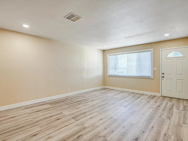 452 Wilshire Ave — Photo 5