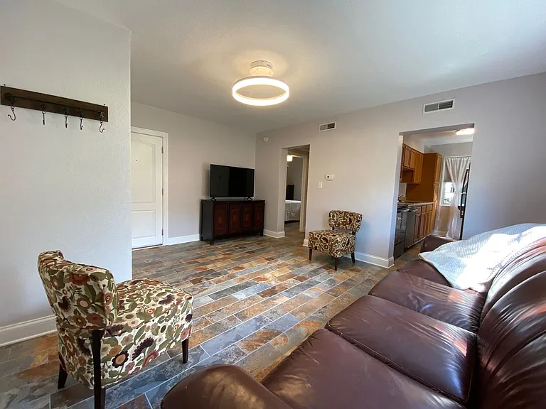 502 Grandview Ct — Photo 4