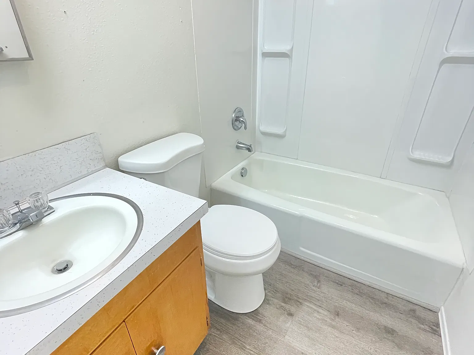 1833 NE Hillaire Ct — Photo 4