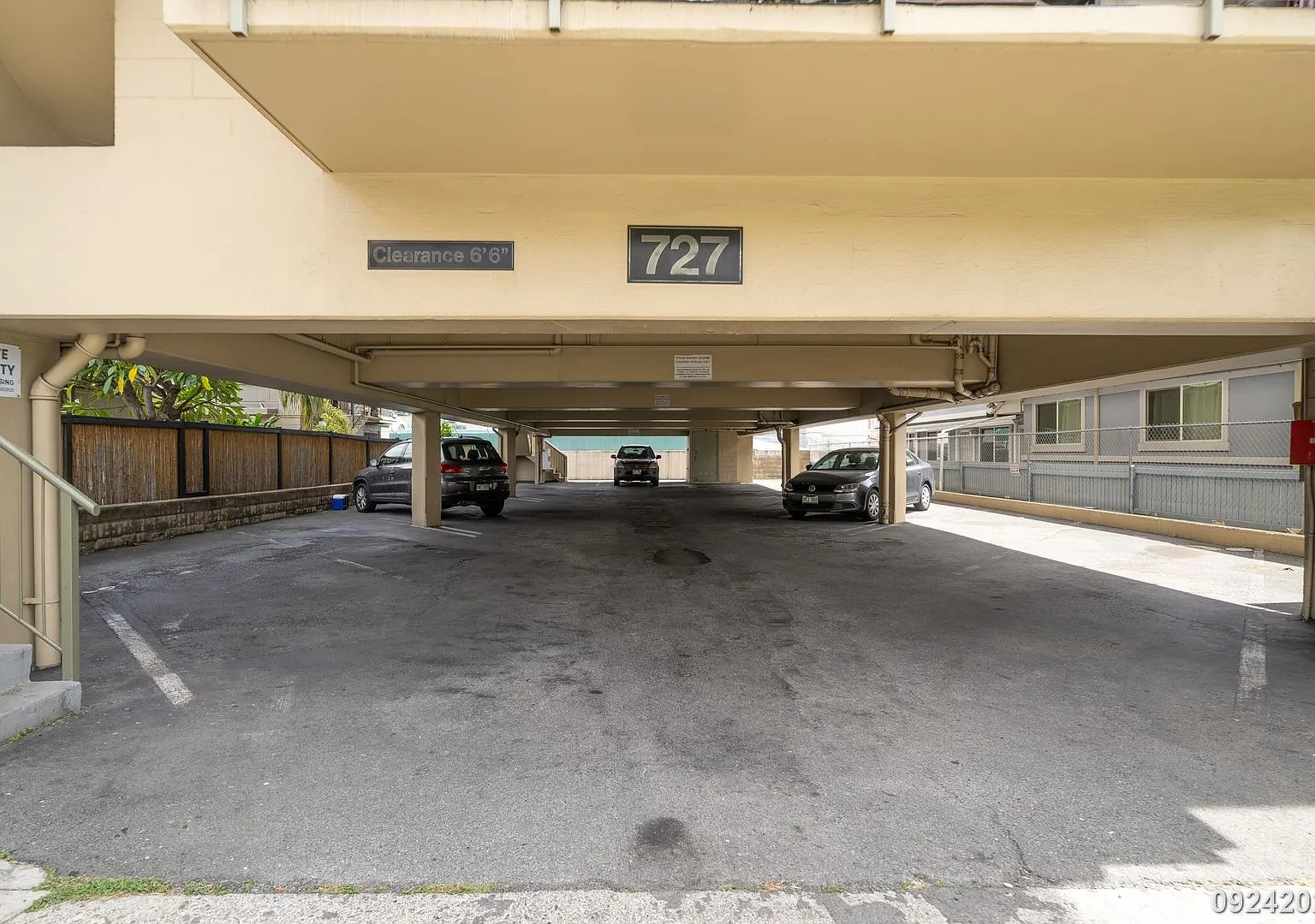 $2,100 / 1br - 423ft2 - Well Maintained 1br/1ba/1pkg Unit In Apt (Honolulu) — Photo 2