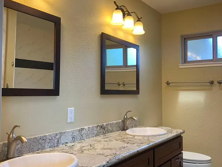 920 Rockdale Dr — Photo 9