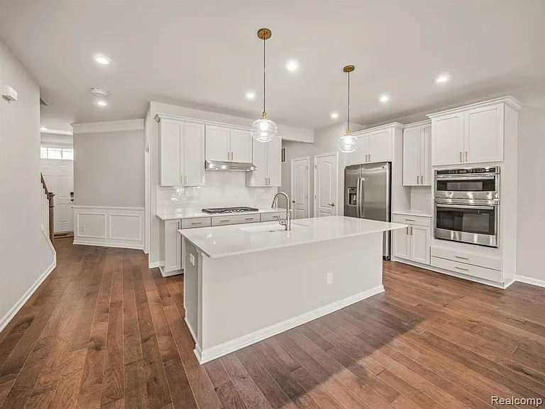 4837 Glenora Dr — Photo 6