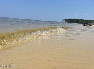 724 Sandy Point Dr, Beaufort, NC 28516