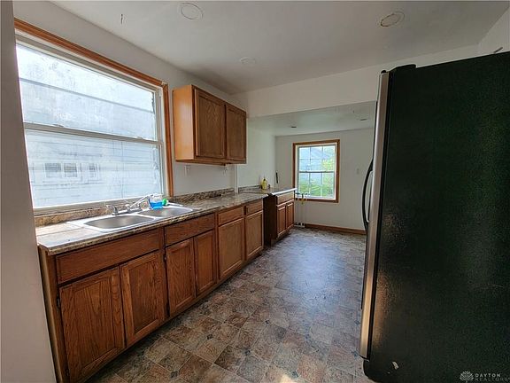 5th image of 124 Iroquois Ave