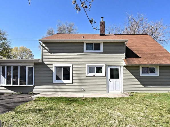 30 Roundwood Ln, Levittown, PA 19055