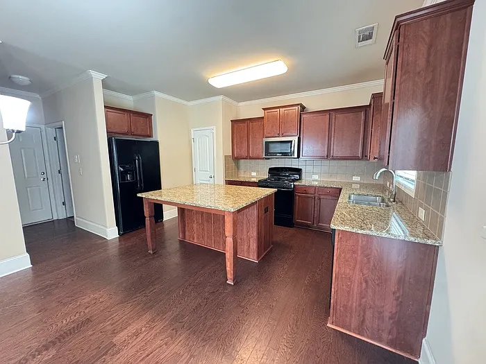835 Westmoreland Ln NE — Photo 6