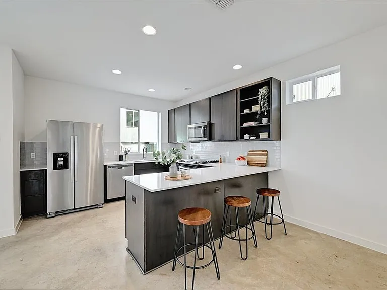 705 N Bluff Dr #11 — Photo 1