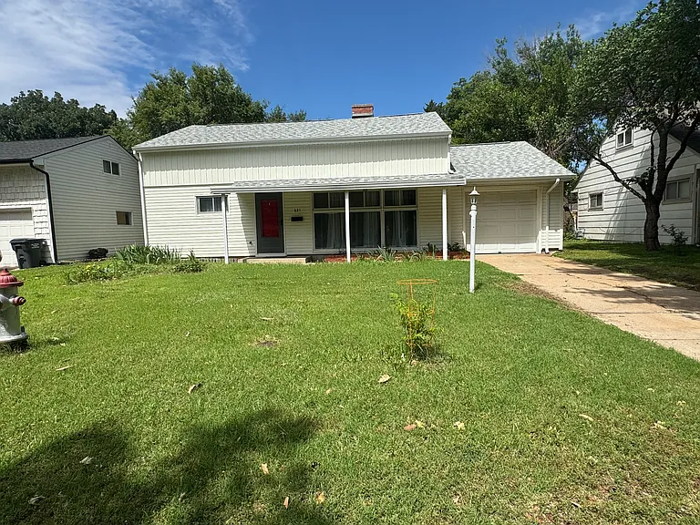 621 S Bleckley Dr — Photo 1
