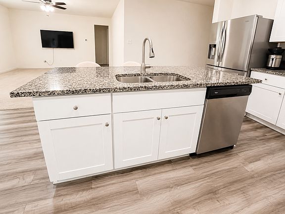 5th image of 824 Juniper St