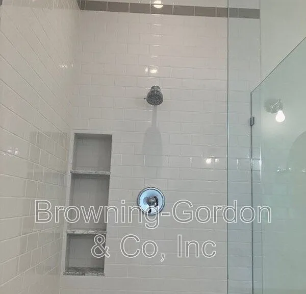 1005 W Eastland Ave — Photo 2