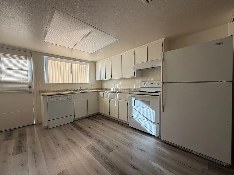 3351 W Harmont Dr — Photo 3
