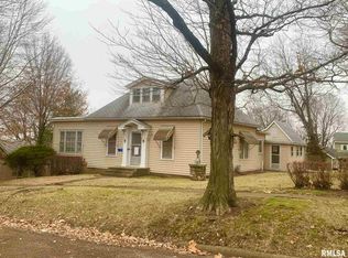 722 S 6th St, Petersburg, IL 62675