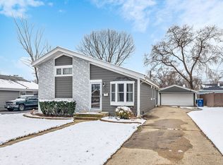 631 W James St, Villa Park, IL 60181
