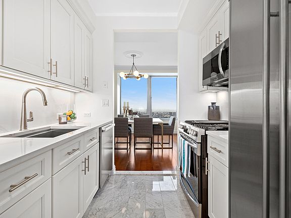 4th image of 150 W 56th St APT 6802