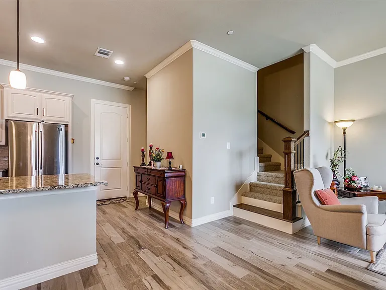813 Newhaven Dr — Photo 6