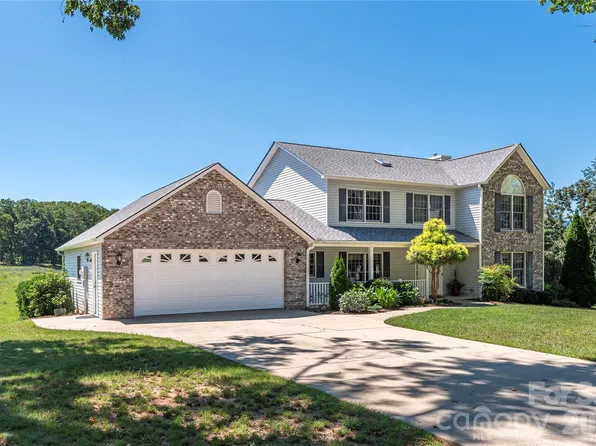 35 Forest Knoll Dr, Weaverville, NC 28787