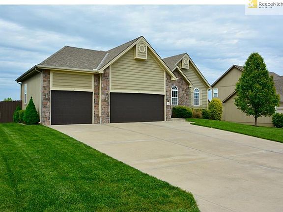 Full 3-car extended driveway
