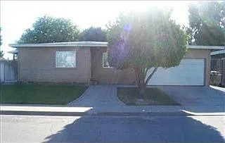 2409 Dow St photo 1