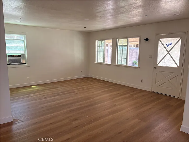 20726 Seine Ave — Photo 3