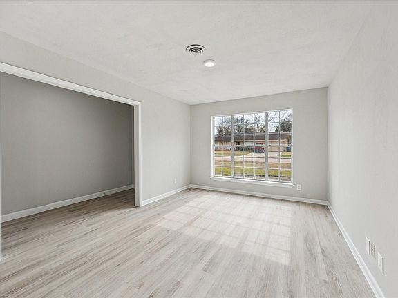 3rd image of 5922 Fontenelle Dr