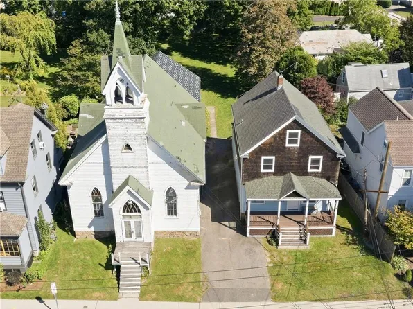 24-26 Annandale Rd, Newport, RI 02840