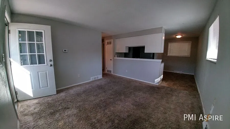 "Charming 2-Bed Retreat in Longmont's Heart Discover Comfort on Tulip St!" — Photo 4